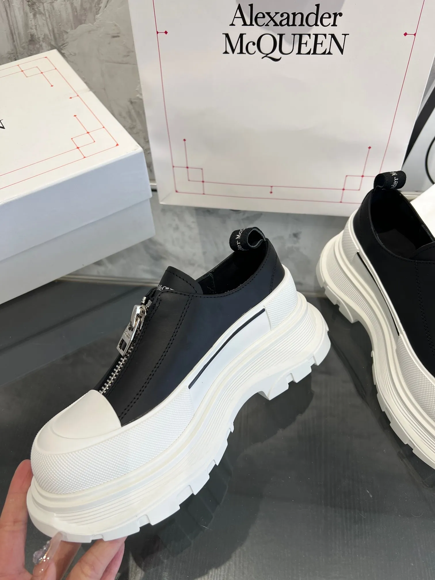 👟👟Ex-factory price 560👟👟 Women's shoes, women's clothing, men's size +10 Mc Queen, always in stock [Rose] McQueen [Rose] Dad shoes [Rose] ss early spring first release‼ ️‼ ️The latest Milan Fashion Week T-stage catwalk model, the unique and personalized design is very classy on the feet, and the round toe design allows the toes to be completely released. I spent a lot of money to buy multiple pairs of the originals and dismantled them and made replicas. Many celebrities such as Guli Nazha, Wu Lei, and Internet celebrity bloggers have endorsed Xiaohongshu’s popular products, and the products are sold out at the counters! Fabric: Imported cowhide fabric Lining: Imported silk sheepskin Foot: Imported silk sheepskin Size: 35-40 for women and 40-44 for men Packing: Original full set of packaging Outsole: 5 cm higher, top original version